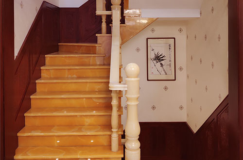 甘泉中式别墅室内汉白玉石楼梯的定制安装装饰效果